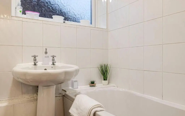 Lovely 2 Bedroom Apartment With Fireplace