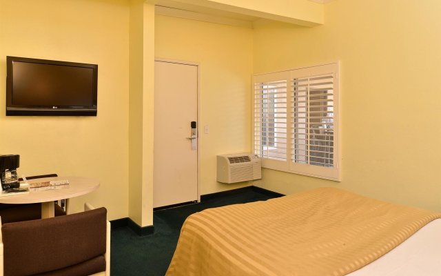 Americas Best Value Inn & Suites At The Park/Convention Ctr 0