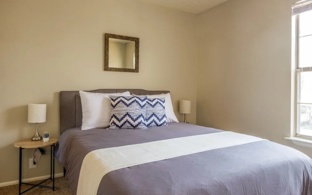 Eastside 1 & 2 BR Apts with balcony by Frontdesk
