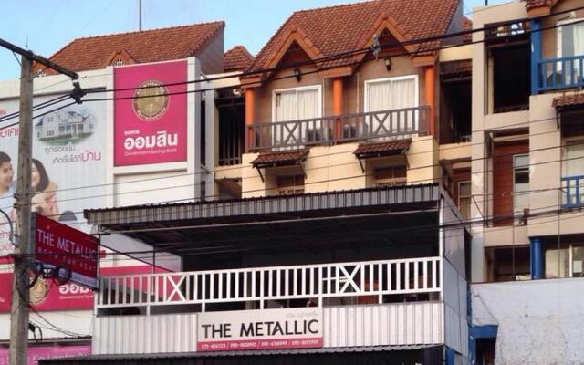 The Metallic Hostel Ланта вид на фасад