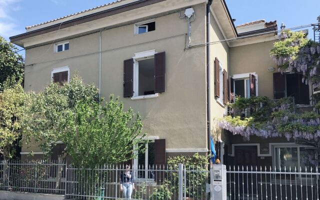 Отель B&B Glicine Чивитанова-Марке вид на фасад