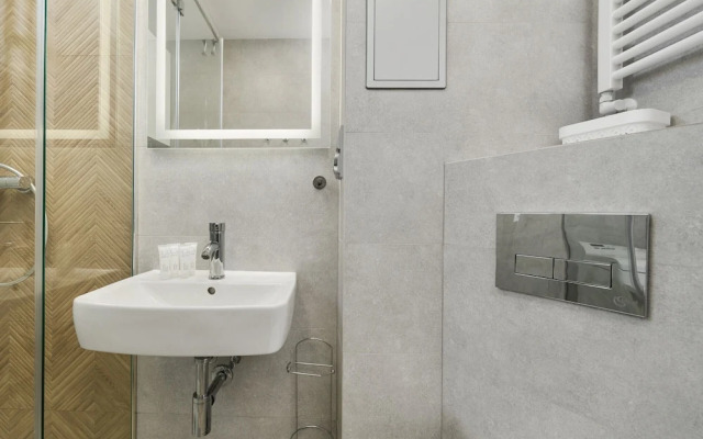 Charming Apartment Fabryczna By Renters