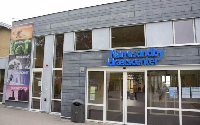 Отель Nørresundby Idrætscenter Дания, Бровст - отзывы, цены и фото номеров - забронировать отель Nørresundby Idrætscenter онлайн вид на фасад