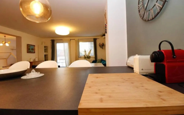 MODERN spacious, 2 BEDROOM, FREE PARKING
