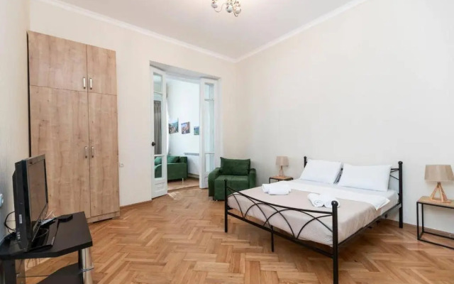 Bright and cozy 1BR apt in the heart of Tbilisi