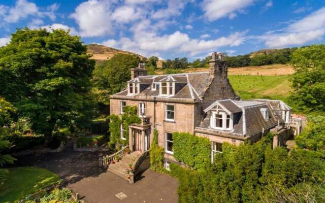 Отель 3 Bedroom Flat In Duddingston Village Эдинбург вид на фасад