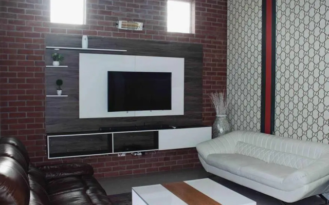 Cheerful 3- bedroom residential home with pool