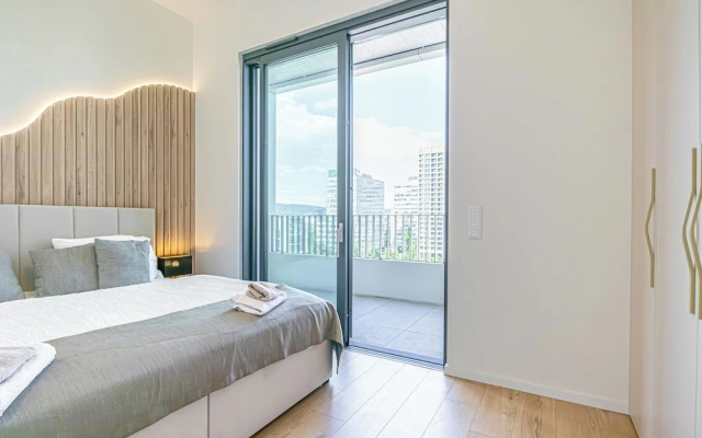 Premium 2BR & 1LR Apt with Skyline View