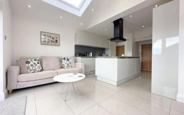 Impeccable 4-bed House in Liverpool