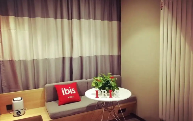 Ibis Hotel (Shenyang North Station South Square)