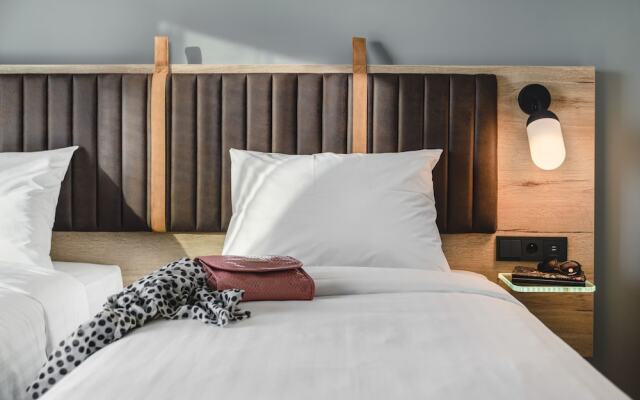 Отель Moxy Poznan Airport Польша, Познань - отзывы, цены и фото номеров - забронировать отель Moxy Poznan Airport онлайн комната для гостей