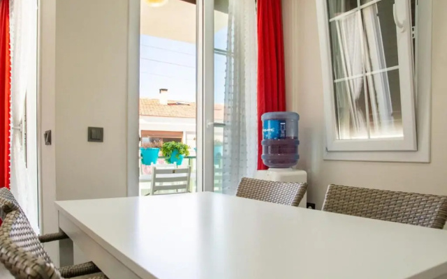 Vibrant and Central Flat Near Sea in Cesme
