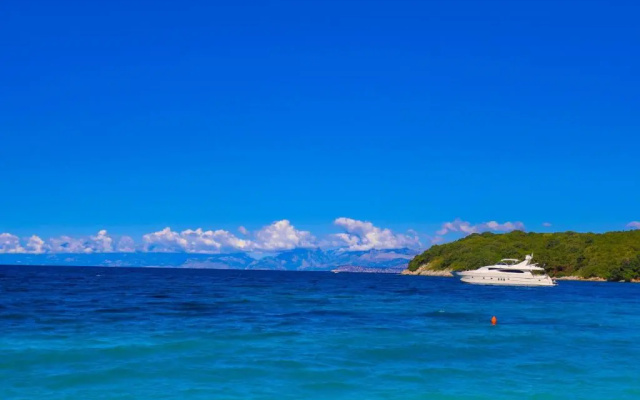 Cochelli Lower Pool Walk to beach WiFi AC