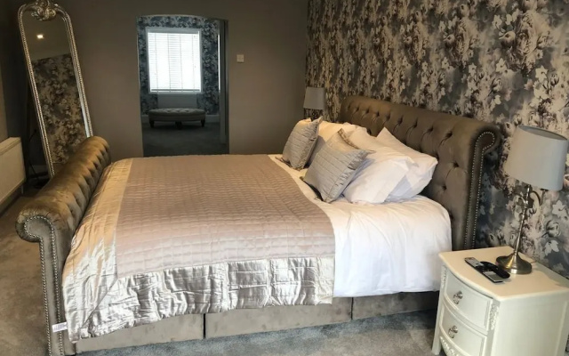 Beautiful Family Home With 42ft Pool & Cinema Room