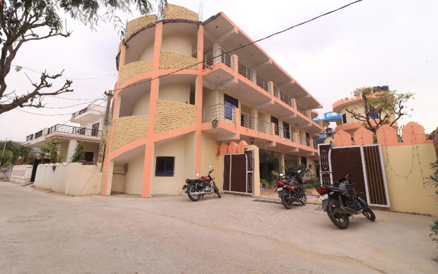 OYO 28636 Roopam Places