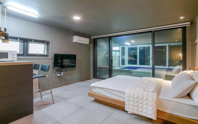 Gyeongju Local 054 Poolvilla Pension