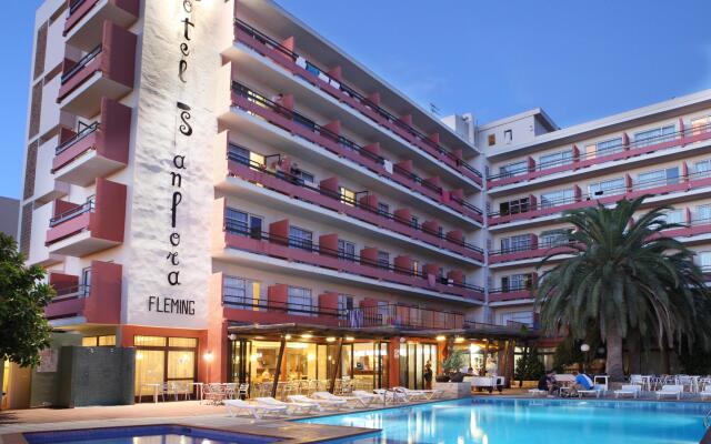 Отель azuLine Hotel S'Anfora & Fleming Испания, Сан-Антони-де-Портмань - отзывы, цены и фото номеров - забронировать отель azuLine Hotel S'Anfora & Fleming онлайн вид на фасад