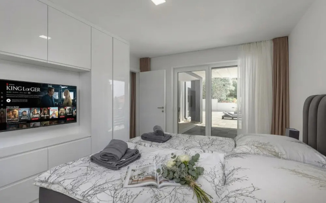 Spacious Pool Apartment Crikvenica