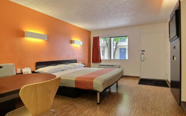 Motel 6 Los Alamos