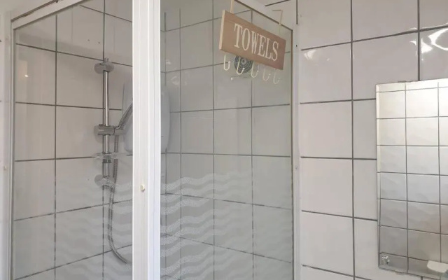 Cosy 2 Bedroom City House with 2 Bathrooms