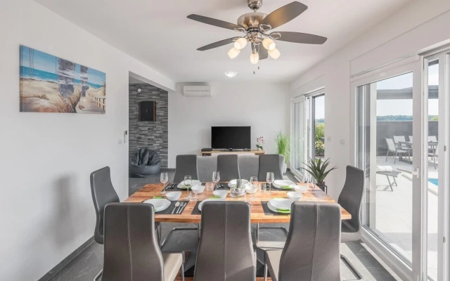 Nice Home in Medulin With Wifi and 5 Bedrooms
