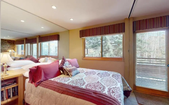 Laurelwood Condominiums Studio Premier Unit 307