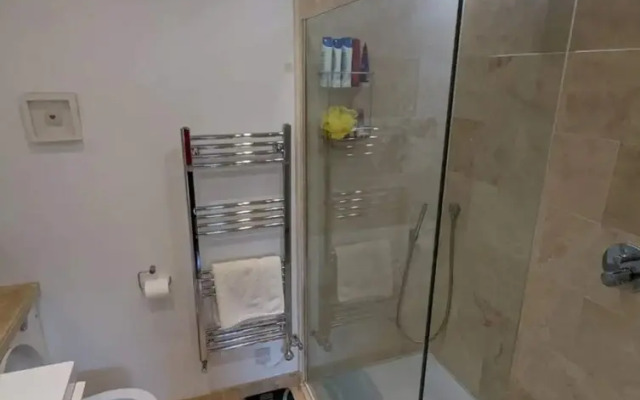 Cheerful 4 Bedroom Home in the Heart of London
