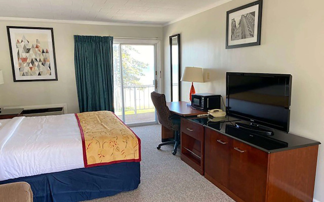 Days Inn & Suites by Wyndham St. Ignace Lakefront