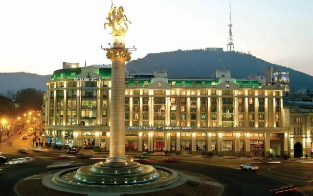 Отель Courtyard by Marriott Tbilisi вид на фасад