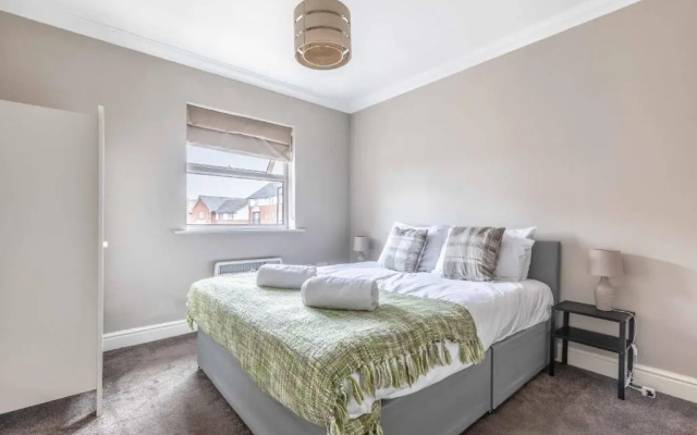 Cosy Central Windsor Apartment & Free Parking!