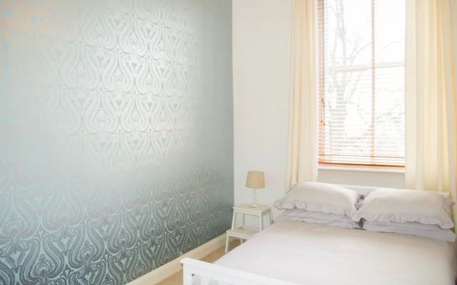 Traditional 2 Bedroom Home in Edinburgh