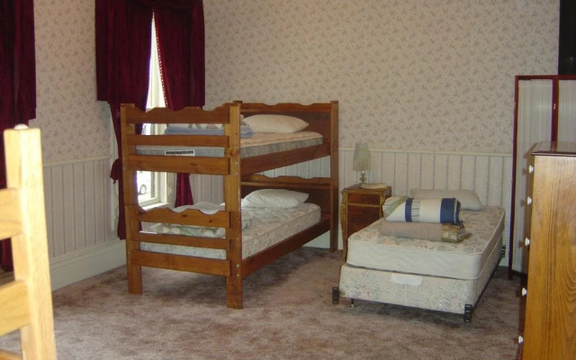 The Mine Shaft Inn Hotel & Hostel