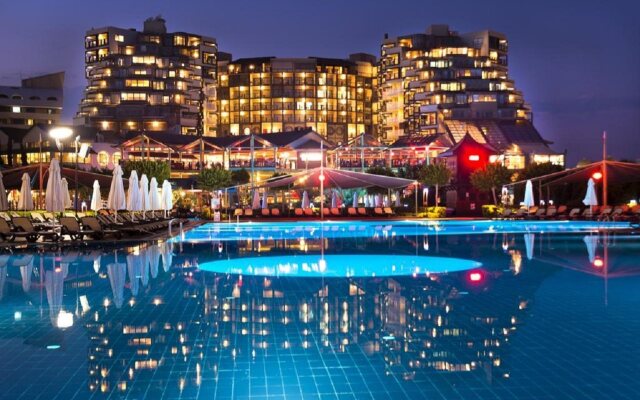 Limak Lara De Luxe Hotel Турция, Анталья - 6 отзывов об отеле, цены и фото номеров - забронировать отель Limak Lara De Luxe Hotel - All Inclusive онлайн вид на фасад