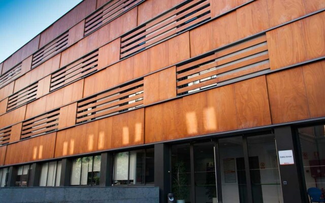 Отель Barcelona Pere Tarrés Hostel Испания, Барселона - 7 отзывов об отеле, цены и фото номеров - забронировать отель Barcelona Pere Tarrés Hostel онлайн вид на фасад