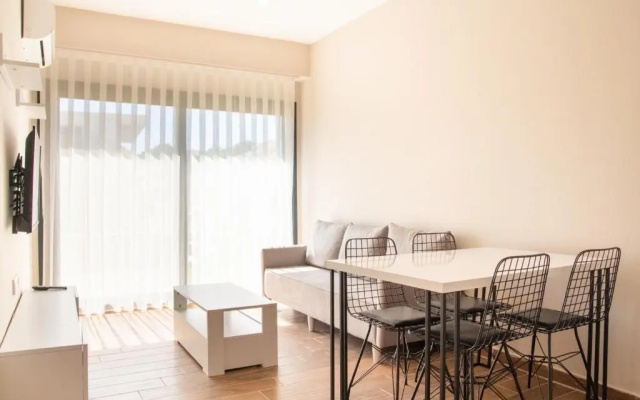 Charming Flat near Sea with Shared Pool in Cesme
