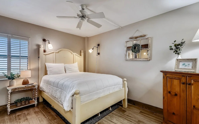 Inlet Reef 402 2 Bedroom Condo by RedAwning