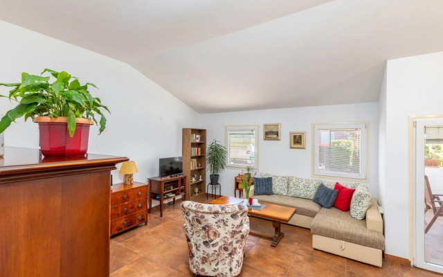 Nice Home in Valbandon with Hot Tub, WiFi & 2 Bedrooms