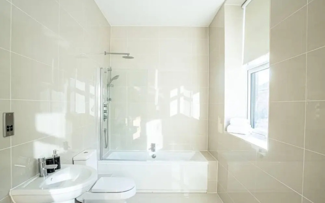 Ipswich Waterfront Serenity - City View 2BR Apt