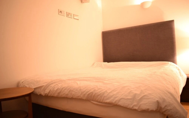 Modern 1 Bedroom Flat in Chelsea With Balcony
