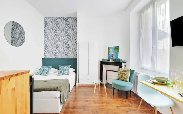 Cozy Studio With Terrace Near the Eiffel Tower