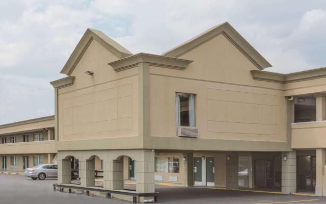 Отель Howard Johnson by Wyndham Washington DC вид на фасад