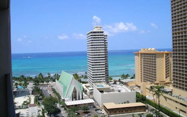 2-0704 Waikiki Banyan