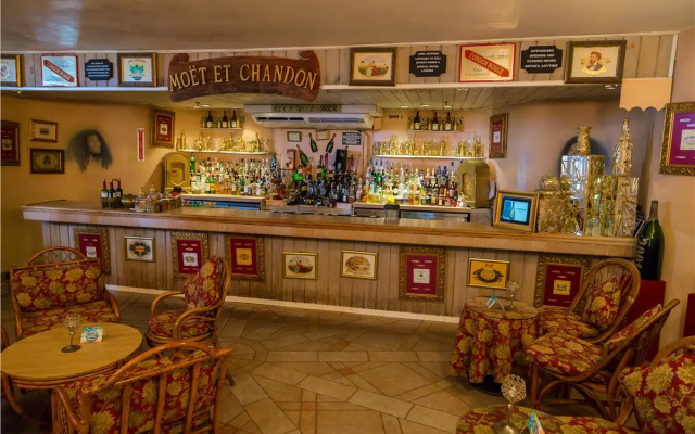 Coco Reef Hotel