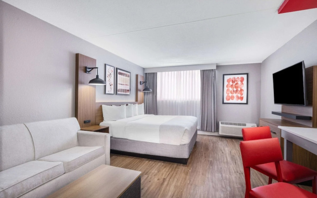 Clarion Hotel & Suites