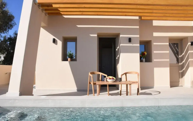 Santorini - Villa - Sleeps 4 - Pool - Parking