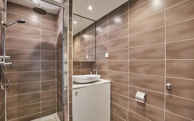 Modern Studio Montaigne Champs Elysees