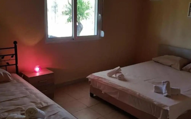 Detached quiet villa 500m from sea