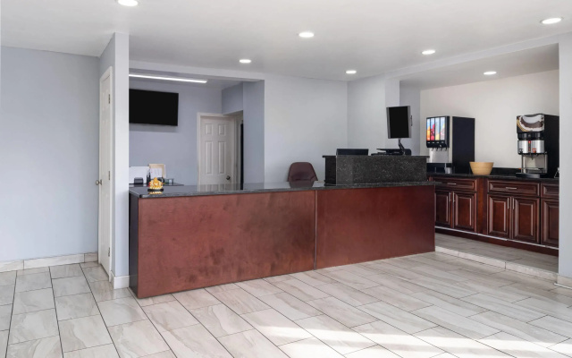 Super 8 by Wyndham Portsmouth - Norfolk