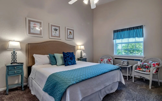 Golden Getaway 2 Bedroom Condo by RedAwning