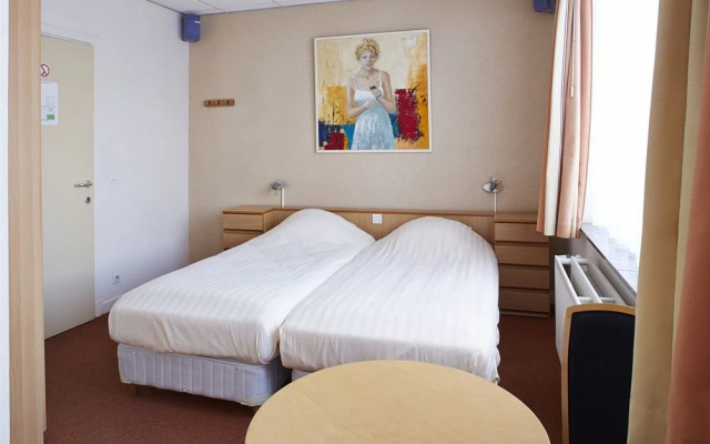 Hotel Tegenover